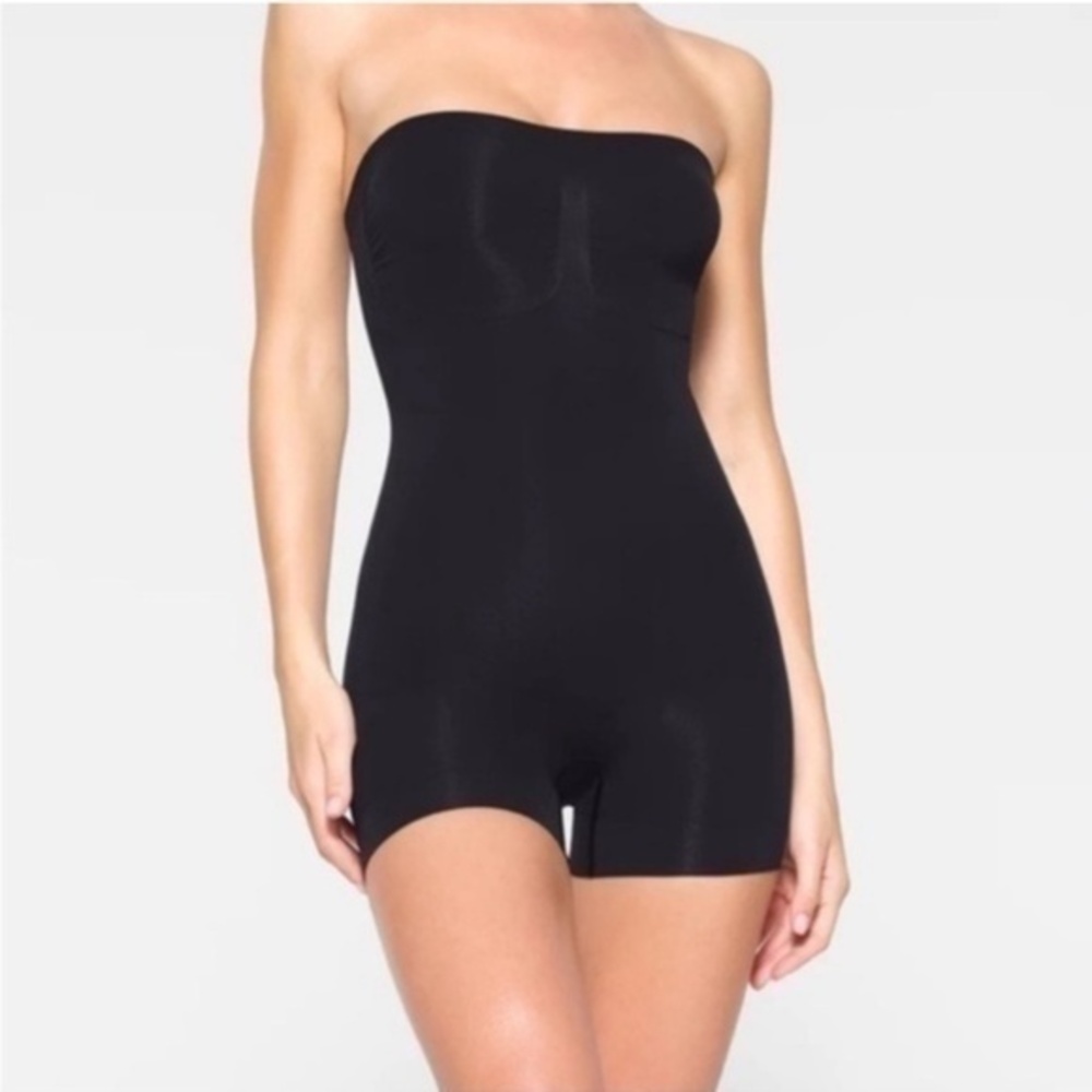 Skims SEAMLESS SCULPT STRAPLESS SHORTIE BODYSUIT onyx black mediu